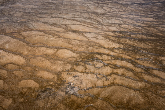 Geheimnisvolle Sandstruktur: Abstrakte Formen in der Sandfläche