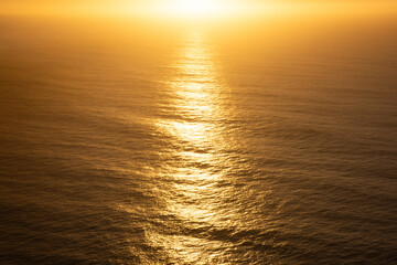 Majestätischer Sonnenuntergang über dem Ozean