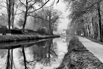 Foggy morning at the Loire canal in Fay-aux-Loges village - 765532973