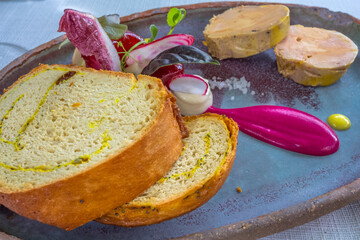 Foie gras et tranches de brioche  - 765561523