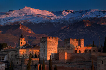Granada, Andalusien, Spanien, Alhambra, mit schneebedeckten Bergen, Sierra Nevada < english>...