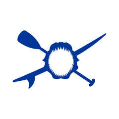 Logo club de paddle surf. Silueta de mandíbula de tiburón sobre remo y tabla de paddle surf cruzados