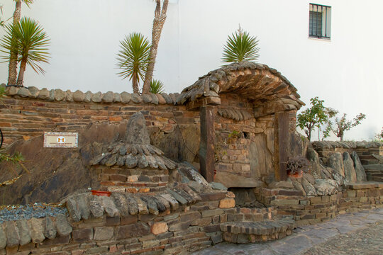 Fuente de El Nabo en Sanlúcar de Guadiana, España. Fuente hecha de piedra de pizarras de la localidad que cuenta con un pequeño banco. Situada en la calle Angosta.