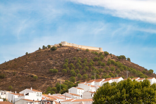 Fortaleza de San Marcos en lo alto de una colina en Sanlúcar de Guadiana, Andalucía, España. Fortaleza recientemente restaurada, proyecto de 2011, recuperando su antiguo color blanco.