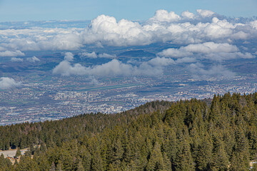 La plaine d'Annecy depuis la montagne du Semnoz, Haute-Savoie, France (au milieu, l'aéroport d'Annecy)