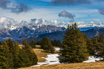 Les Aravis et le Mont-Blanc se cachent derrière les nuages, depuis la montagne du Semnoz, Haute-Savoie, France - obrazy, fototapety, plakaty