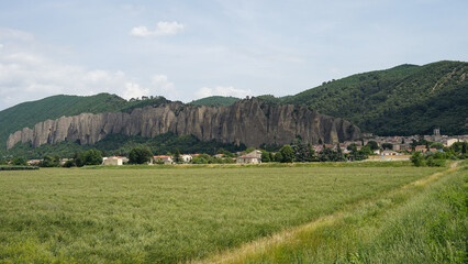 Obraz premium Penitents des Mees, interesting rock cliffs above village Mees, tourist landmark in France