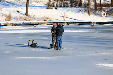 Pod lodem łowienie ryb zimą w przerębli.  - obrazy, fototapety, plakaty