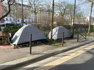 Campement de sans-abris dans la rue à Paris
