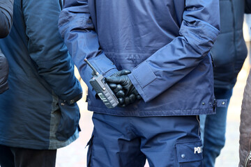Radiostacja przenośna w rękach policjanta
