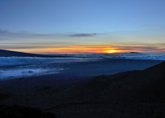 Fototapeta na wymiar Sunset viewing at Mauna Kea, Big Island, HI, November