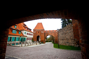 Widok z bramy na gotycką wieżę zamku krzyżackiego, Toruń, Poland - obrazy, fototapety, plakaty