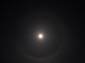 Cirrostratus - a circle around the moon is usually a harbinger of approaching rain, because it occurs at the top of a warm front. If it forms around the moon, it can start raining as early as morning.