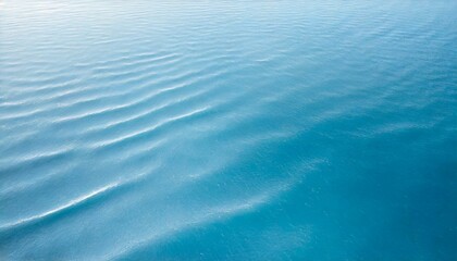 ブルーの透明感ある水面の写真　真夏のコスメやUVケアの背景