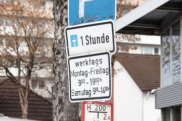 Verkehrszeichen kennzeichnet Parkscheibe für Parkplatz