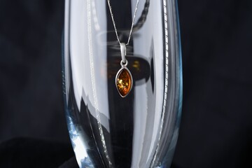 silver amber necklace srebrny łańcuszek naszyjnik z bursztynem - obrazy, fototapety, plakaty