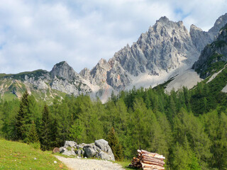 Bergspitzen des Dachsteinmassivs und blauer Himmel mit weißen Wolken.