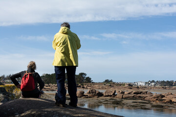 Des promeneurs qui regardent la mer cur la côte Bretonne - France - obrazy, fototapety, plakaty