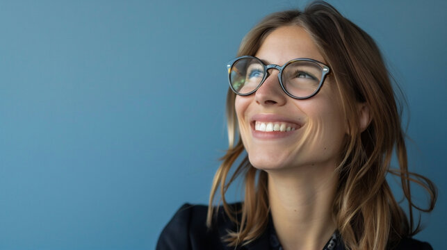 Joven, feliz y alegre mujer de negocios profesional, feliz y risueña oficinista con gafas 