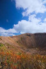 磐梯吾妻スカイラインにある浄土平から吾妻小富士に上ることができる。登ると噴火口を見ることができる。頂上から眼下に広がる浄土平も絶景。