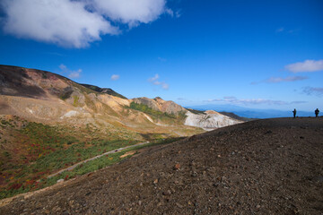 磐梯吾妻スカイラインにある浄土平から吾妻小富士に上ることができる。登ると噴火口を見ることができる。頂上から眼下に広がる浄土平も絶景。