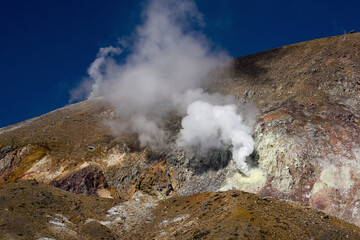 磐梯吾妻スカイラインを上ると見えてくる吾妻山の噴火口。
