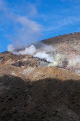 磐梯吾妻スカイラインを上ると見えてくる吾妻山の噴火口。