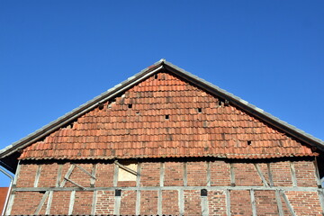 Alte Backsteinscheune unter blauem Himmel