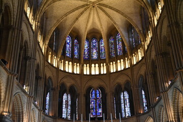 Choeur de l'église Saint-Remi de Reims. France - 765769333