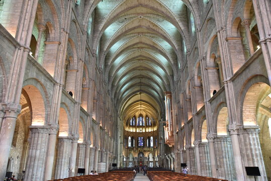 Nef de l'église Saint-Remi à Reims. France