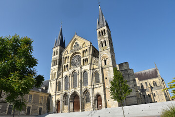 Fototapeta na wymiar Façade de Saint-Remi à Reims. France
