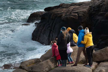 Des promeneurs qui regardent la mer cur la côte Bretonne - France