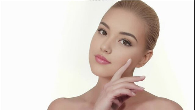 Una hermosa j&oacute;ven muestra su rostro con piel muy suave y cuidada, su cutis perfecto. Con su mano se acaricia suavemente. Se cuida con cosm&eacute;ticos naturales y de alta calidad.