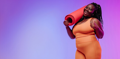 Active young voluptuous woman in sportswear carrying exercise mat and smiling on pink background - 765792100