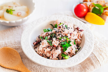 洋皿に盛りつけたお赤飯