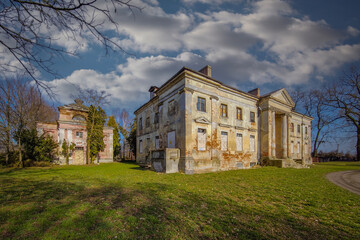 Fototapeta na wymiar Palace in the village of Nawra, Poland.