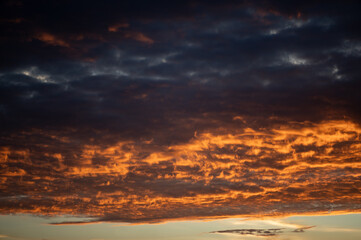 Naklejka na ściany i meble Dramatische Wolkengebilde zum Sonnenuntergang