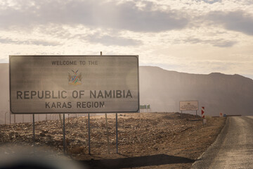 Republic of Namibia, Roadtrip in Afrika, Grenzübergang, Bild aus dem Auto heraus