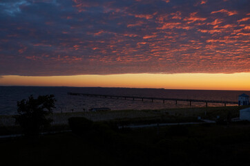 Fototapeta premium Sonnenaufgang in Lubmin an der Ostsee, Mecklenburg-Vorpommern, 2023