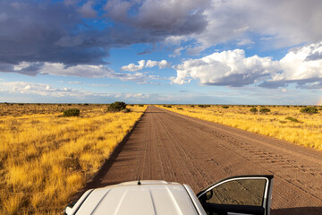 Entdeckungsreise mit einem Geländewagen durch Namibia, Roadtrip, unendliche Weite, Schotterpiste - obrazy, fototapety, plakaty