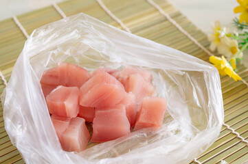 ポリ袋に入れた角切りのびんちょうマグロ