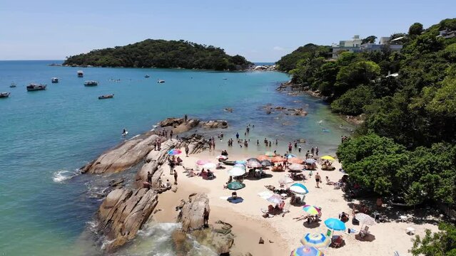 Imagem a&eacute;rea da Praia de Bombinhas,  quatro ilhas, praai da sepulturalitoral catarinense, brasil, santa catarina, 