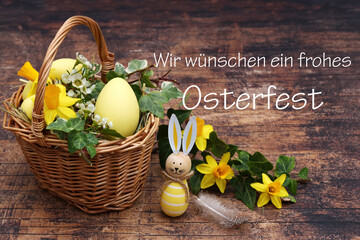 Grußkarte Frohe Ostern: Korb mit Ostereiern und dem Text Frohe Ostern.