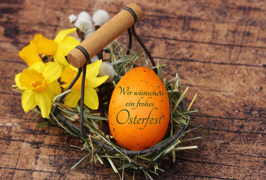 Gru&szlig;karte Frohe Ostern: Osternkorb mit beschriftetem Osterei.