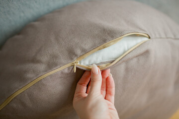 sewing zipper in pillow