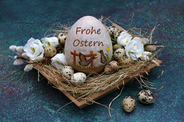 Grußkarte Frohe Ostern: Osternest mit einem beschrifteten Osterei.	