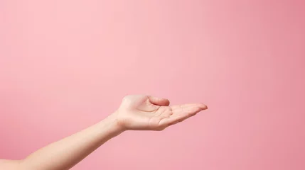 Fotobehang Mano abierta sobre fondo rosa  claro © VicPhoto