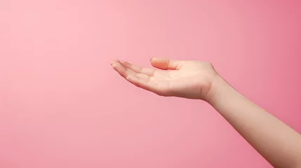 Fotobehang Mano abierta sobre fondo rosa  claro © VicPhoto
