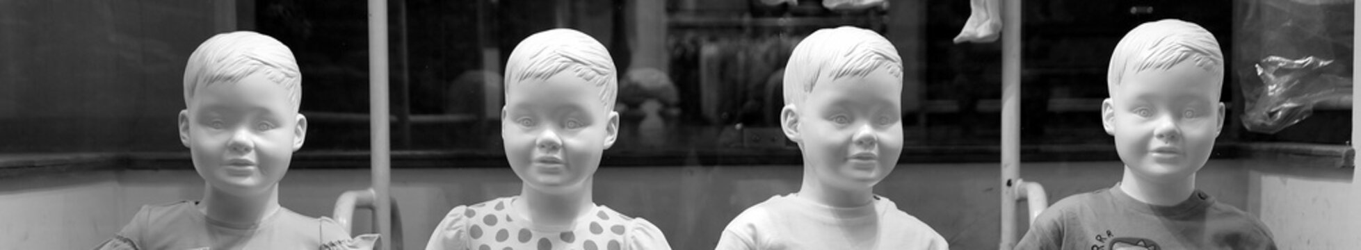 Vier Schaufensterpuppen - Kindsk&ouml;pfe