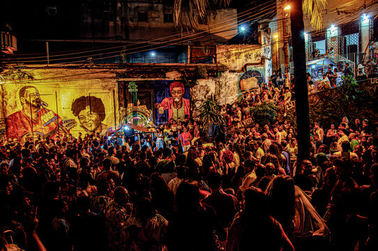 Multid&atilde;o festeja na Pedra do Sal, centro do Rio de Janeiro, com samba e muro grafitado com cantores e compositores do samba.